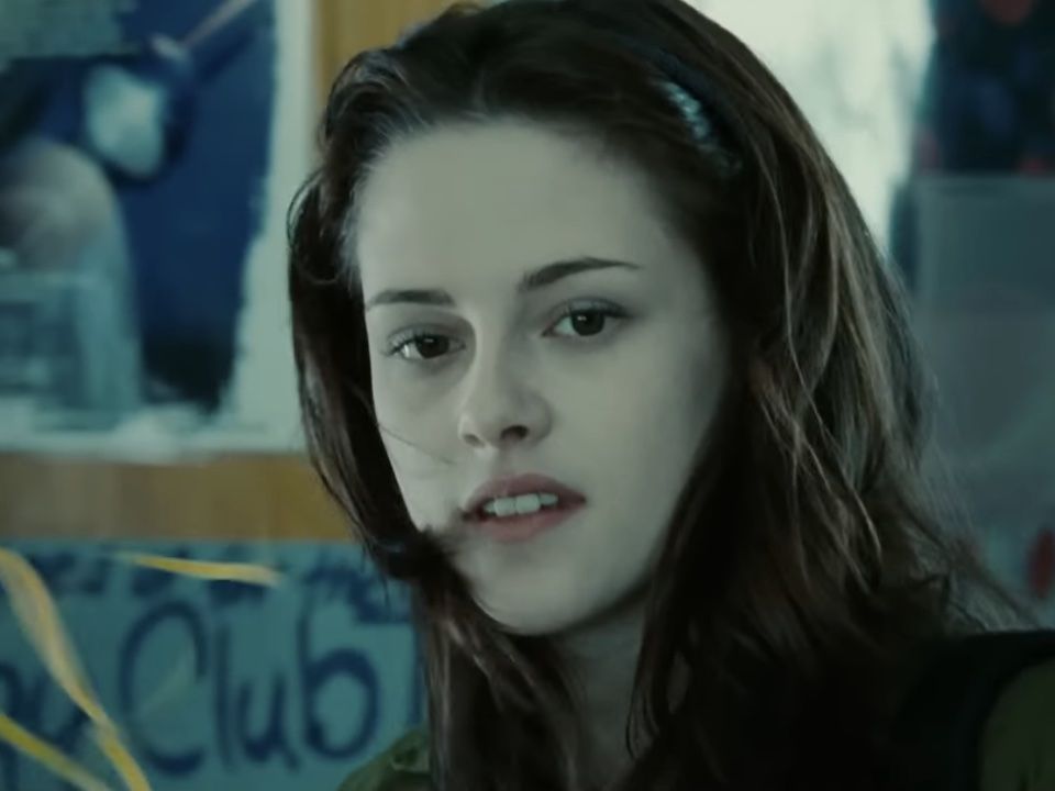 The Funny Story Behind How A Life-Sized Kristen Stewart Replica Got Some  Twilight Stars In 'Trouble' On Set | Cinemablend