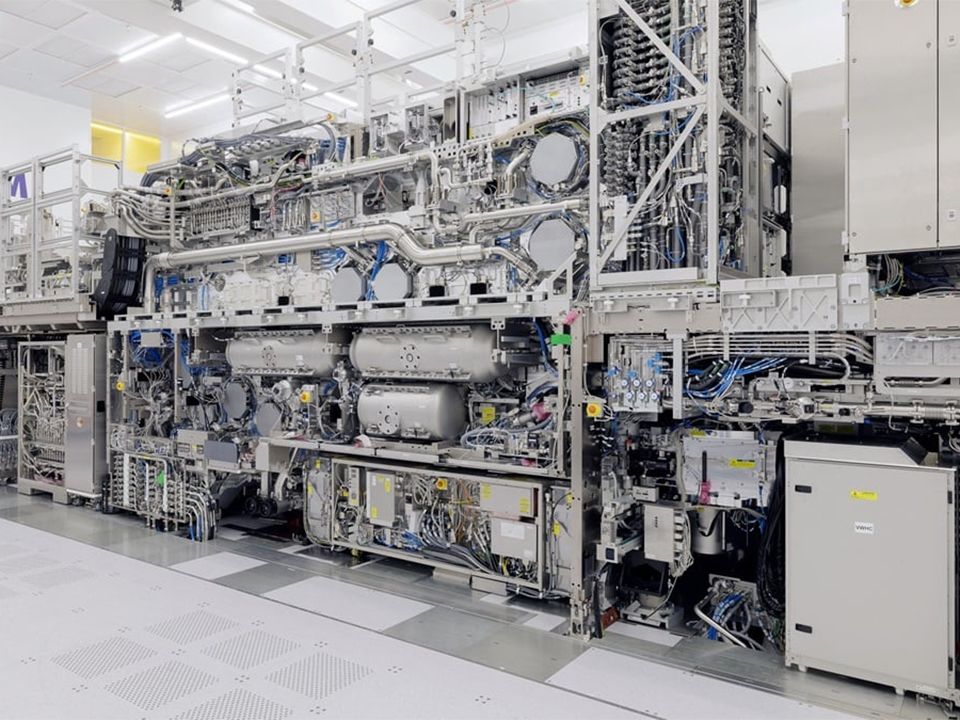 Intel installs industry's first commercial High-NA EUV lithography
