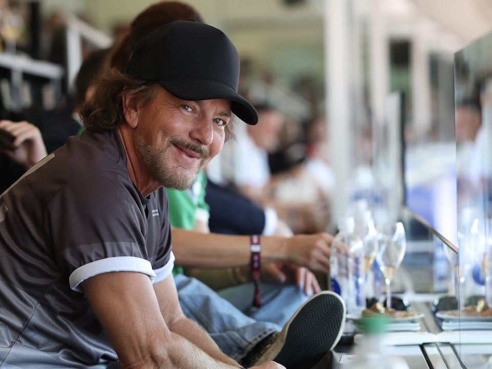 Watch Pearl Jam vocalist Eddie Vedder shower himself with Belgian