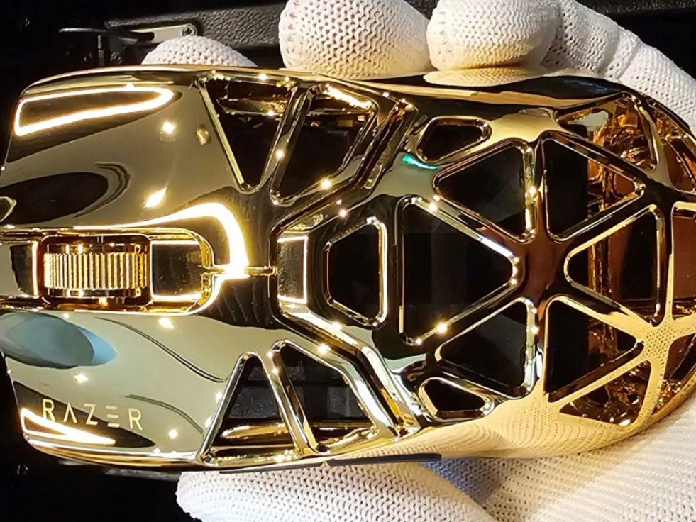 Razer Showcases 24K Gold Viper Signature Mini Gaming Mouse | Tom's