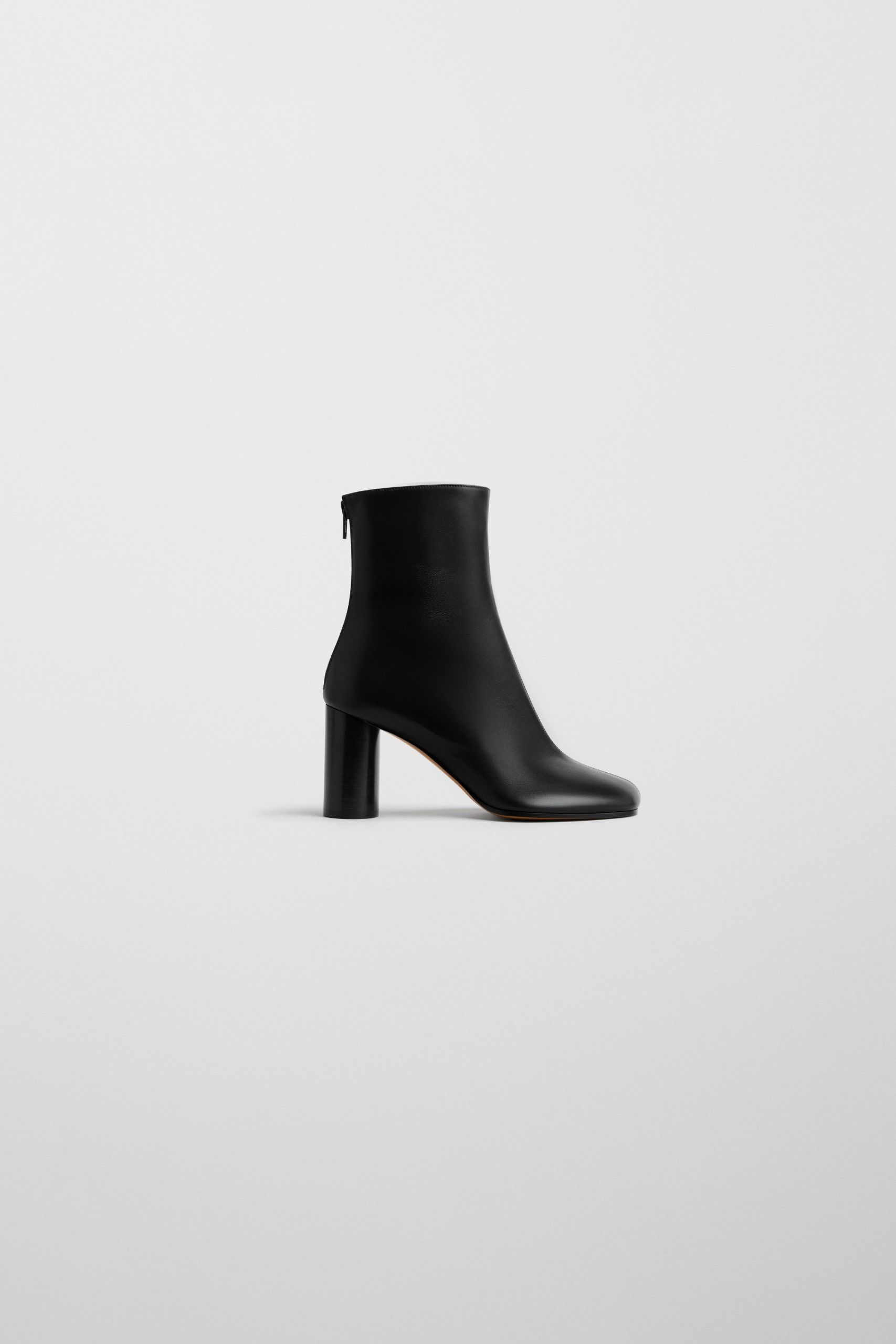 Tug Ankle Boot | Black Leather