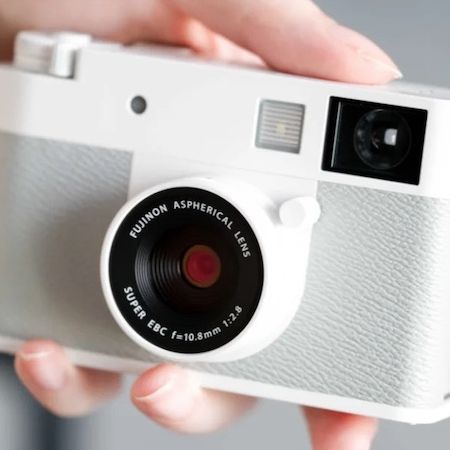 A white Fujifilm X Half appears overseas, as the US is giving