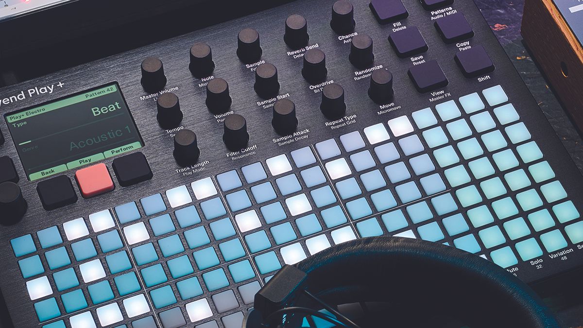 新品未使用 Polyend Play Groovebox8 ポリエンド プレイ Polyend ” Play ” | サンプル＆MIDIベースのグルーヴボックス