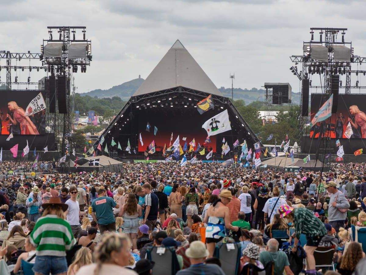 洋書 THE GLASTONBURY FESTIVALS hq720.jpg?sqp=-