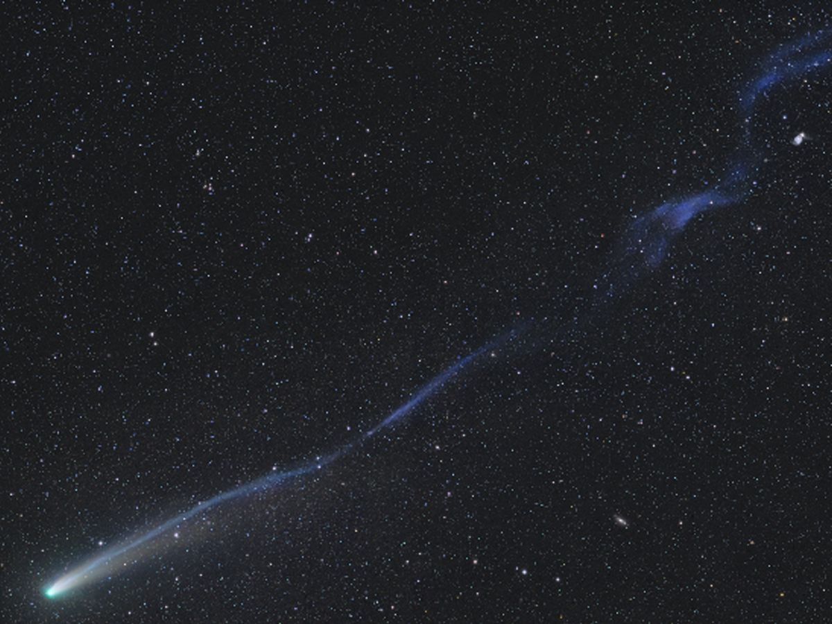 Superbright 'Comet Lemmon' gets its tail temporarily torn to