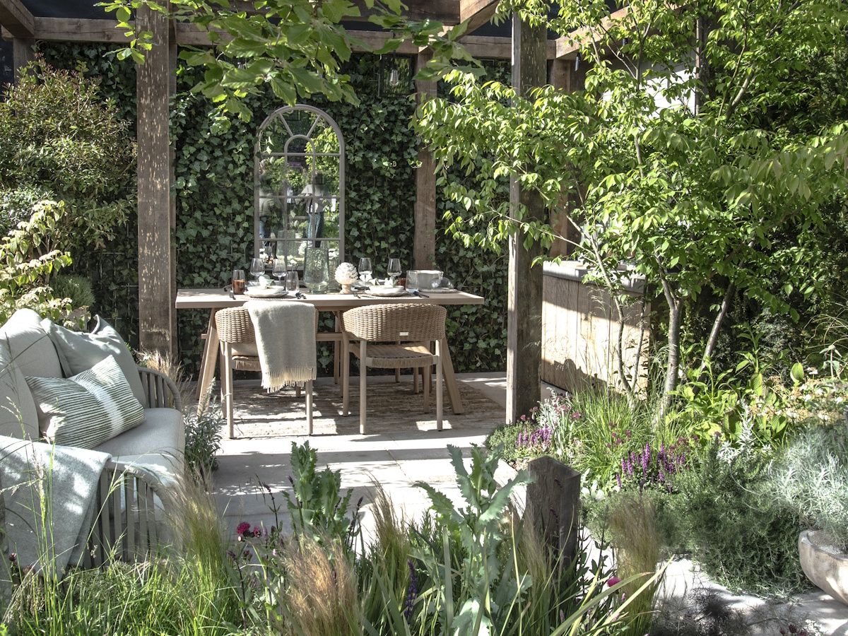5 Tiny Flowers For a Summer Tabletop Garden That Wows | Homes and
