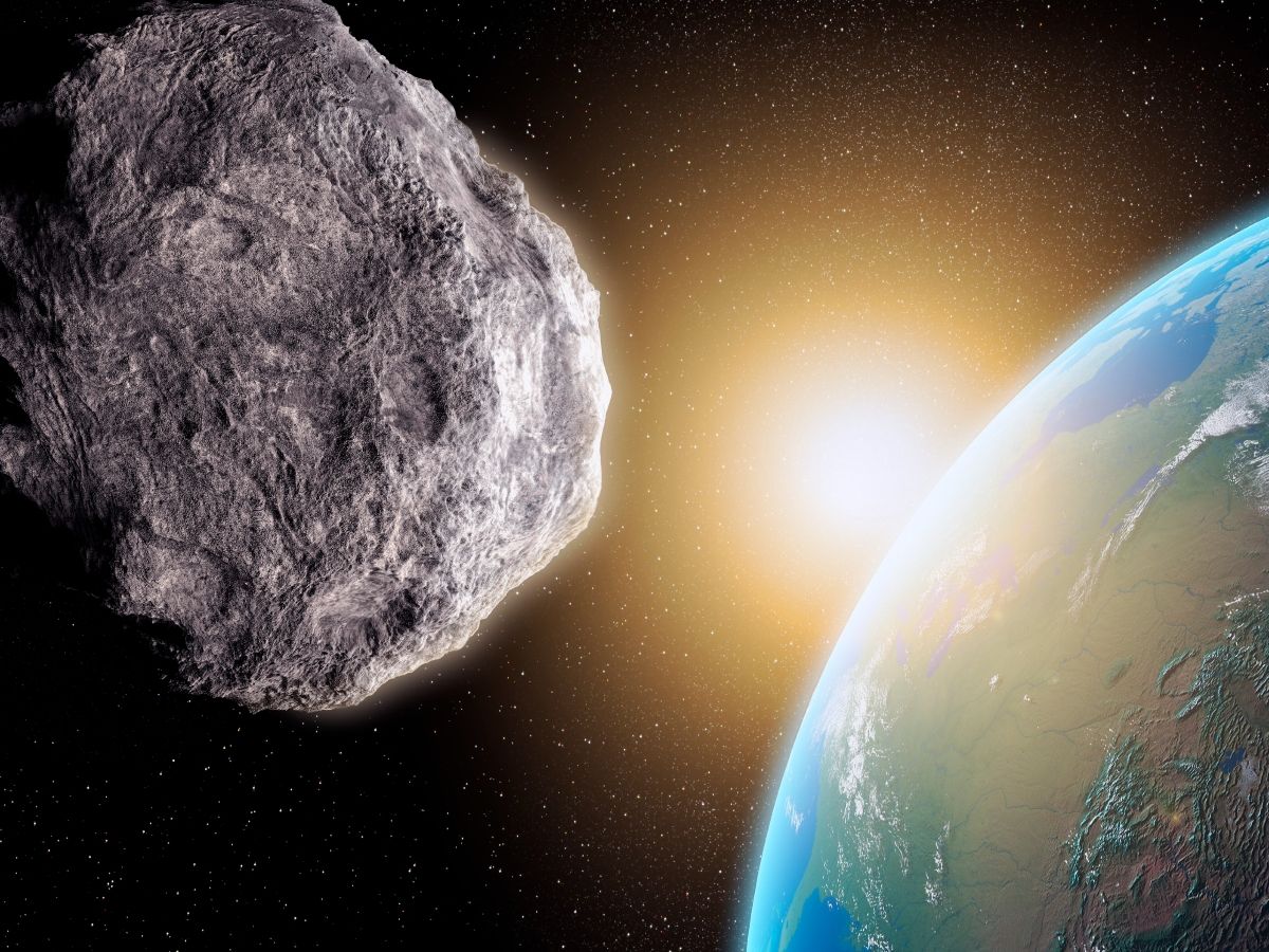 earth from above 「NUMBERED WITH THE 〜 Asteroid to miss Earth by less than 20,000 miles next month