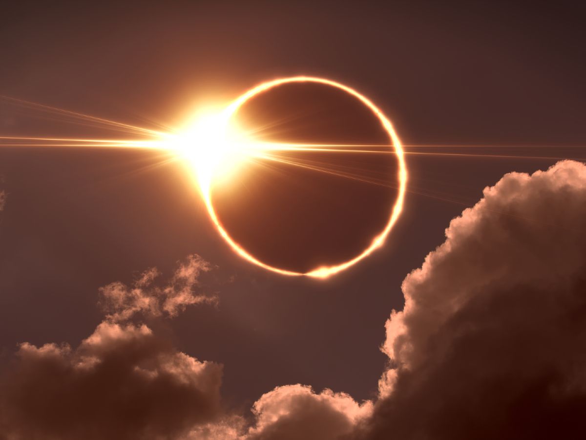 Exploding, green 'devil comet' could photobomb April 8 total solar