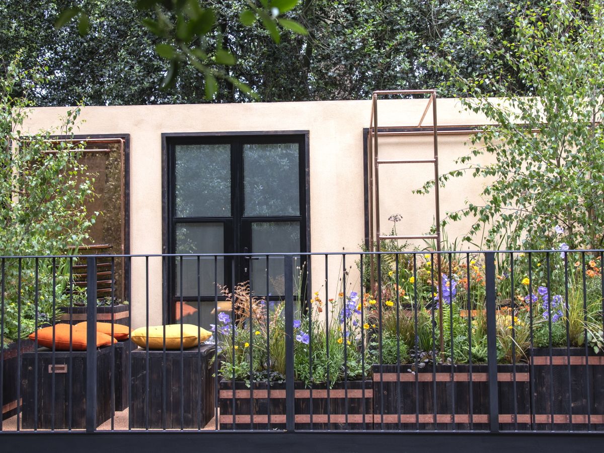 BORDERS at BALCONY TEE フラワーdrawer セブンテン Vertical balcony gardening at the Chelsea Flower Show | Homes and