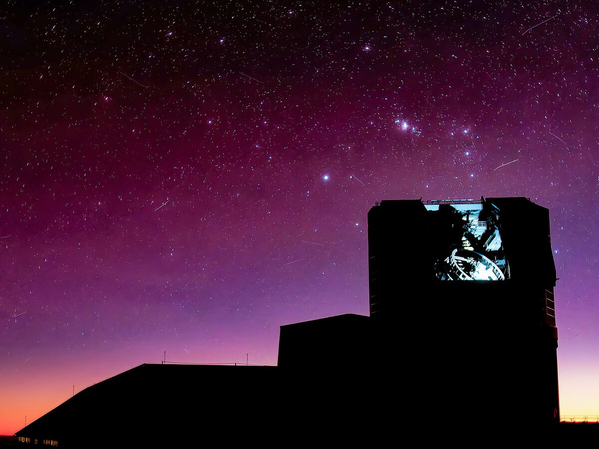 the night sky (夜空) Night sky glows purple above Vera Rubin Observatory photo of the