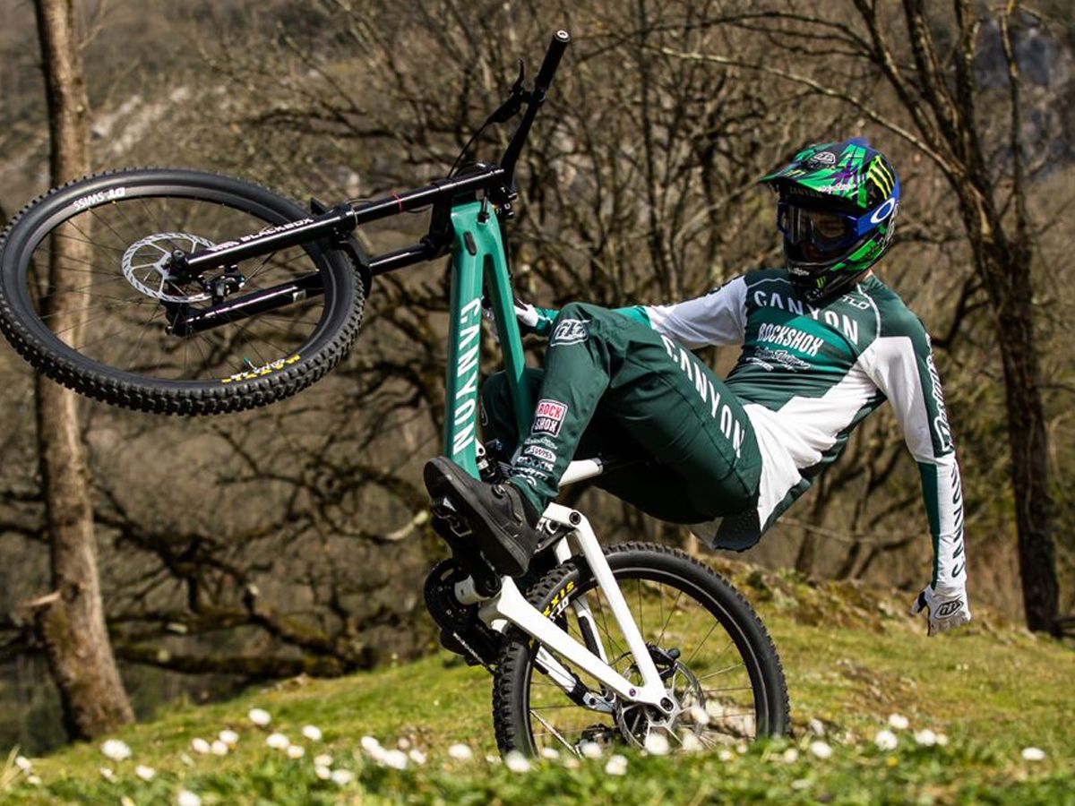 洋楽 Claude Yvans & Danou - Concept Traverser Canyon releases limited-edition Troy Lee Designs Sender CFR | Bike