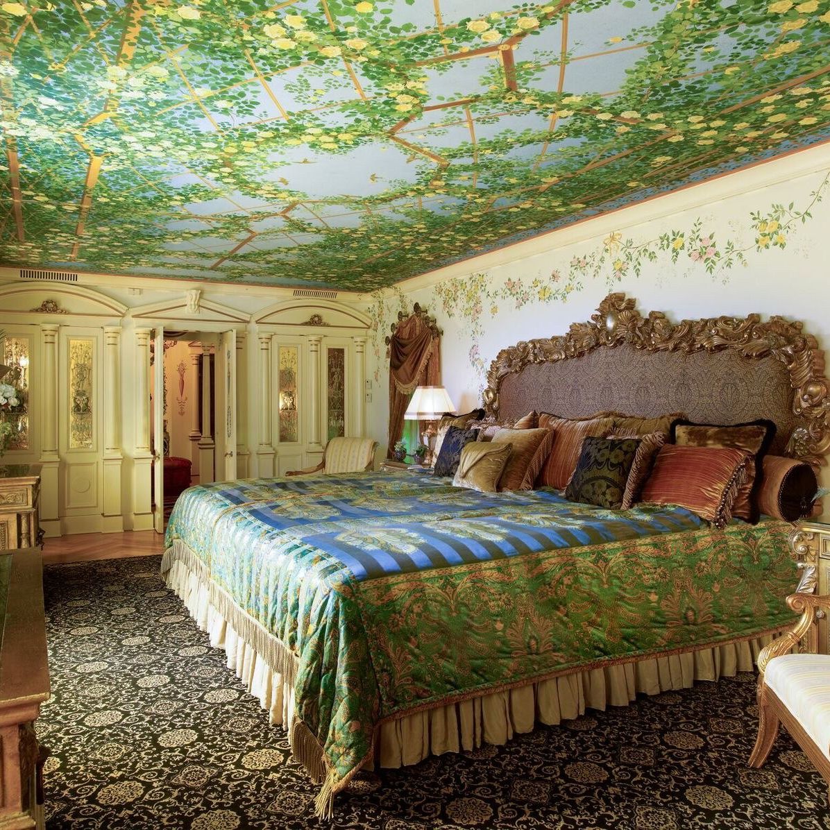 書 CASA VERSACE: LIVING WITH ART Look Inside Gianni Versace's Miami Mansion – That's Now A