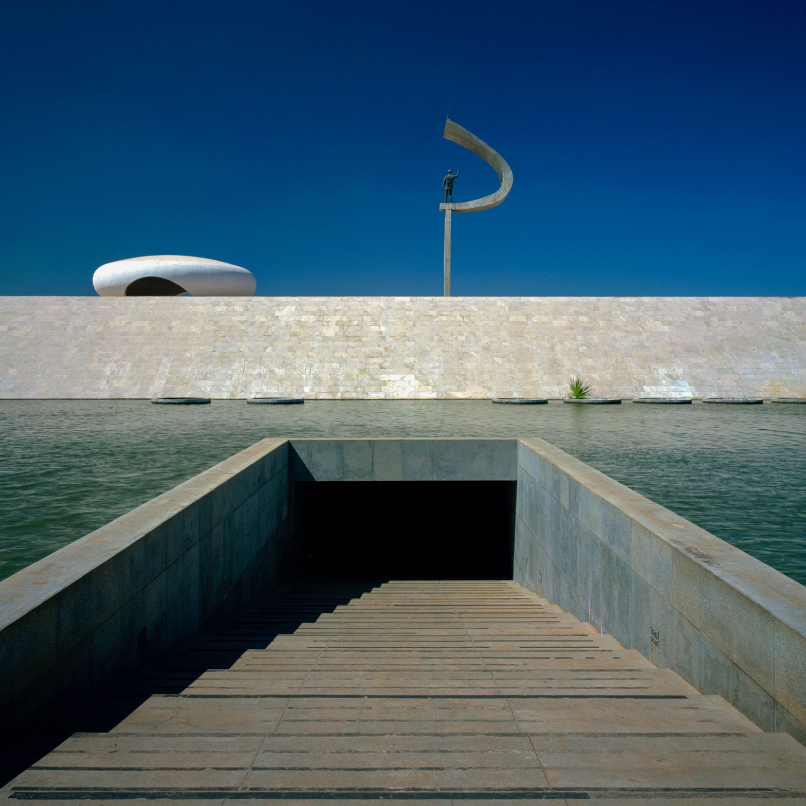 Oscar Niemeyer's Architecture: a guide to the Brazilian