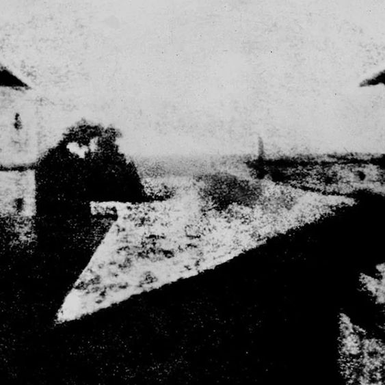 KunstFotografie　ビンテージ写真　1839年～1945年までの写真 ChatGPT restoration of the world's oldest photo is 'monkey christ