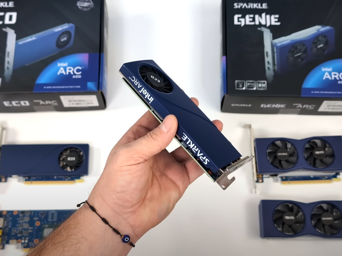 インテル　intel ARC A380 ★ ロープロファイル YouTuber assembles single-slot low-profile Intel Arc A380 GPU