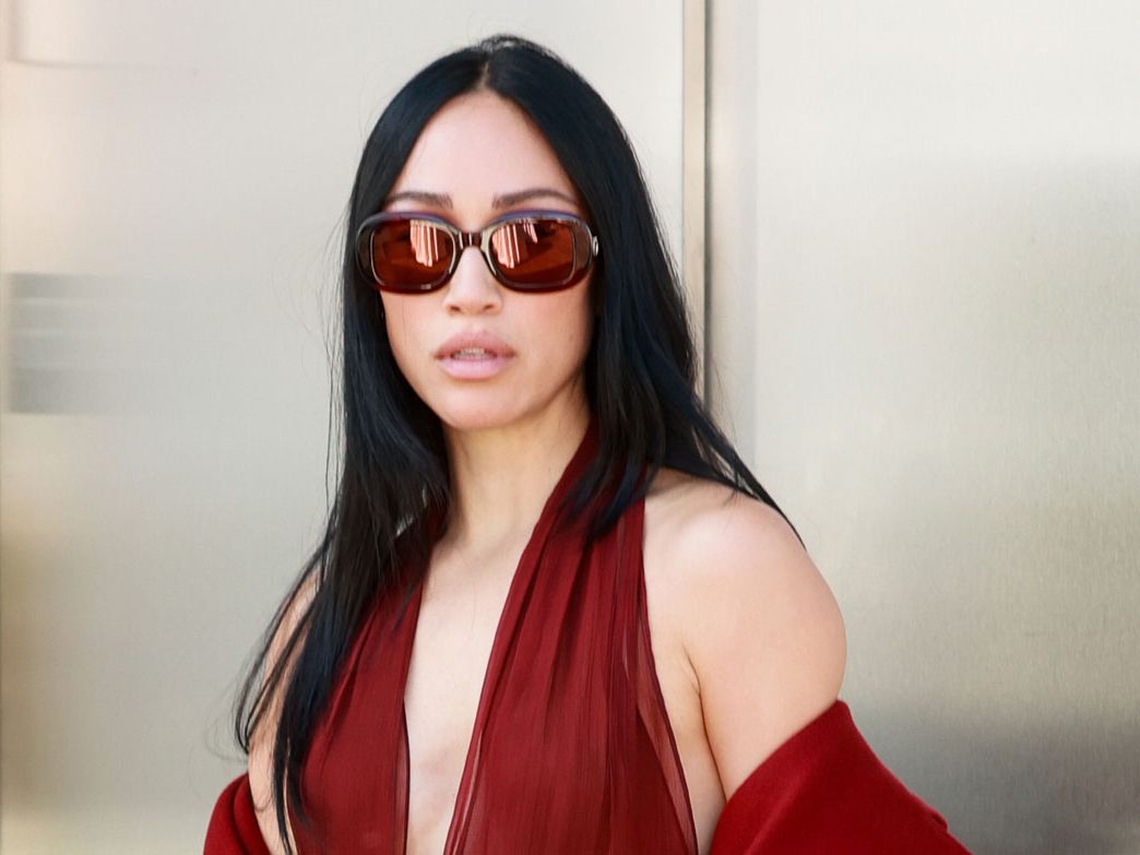L.A. Women Love to Wear Sunglasses in This Specific Color  display picture 1