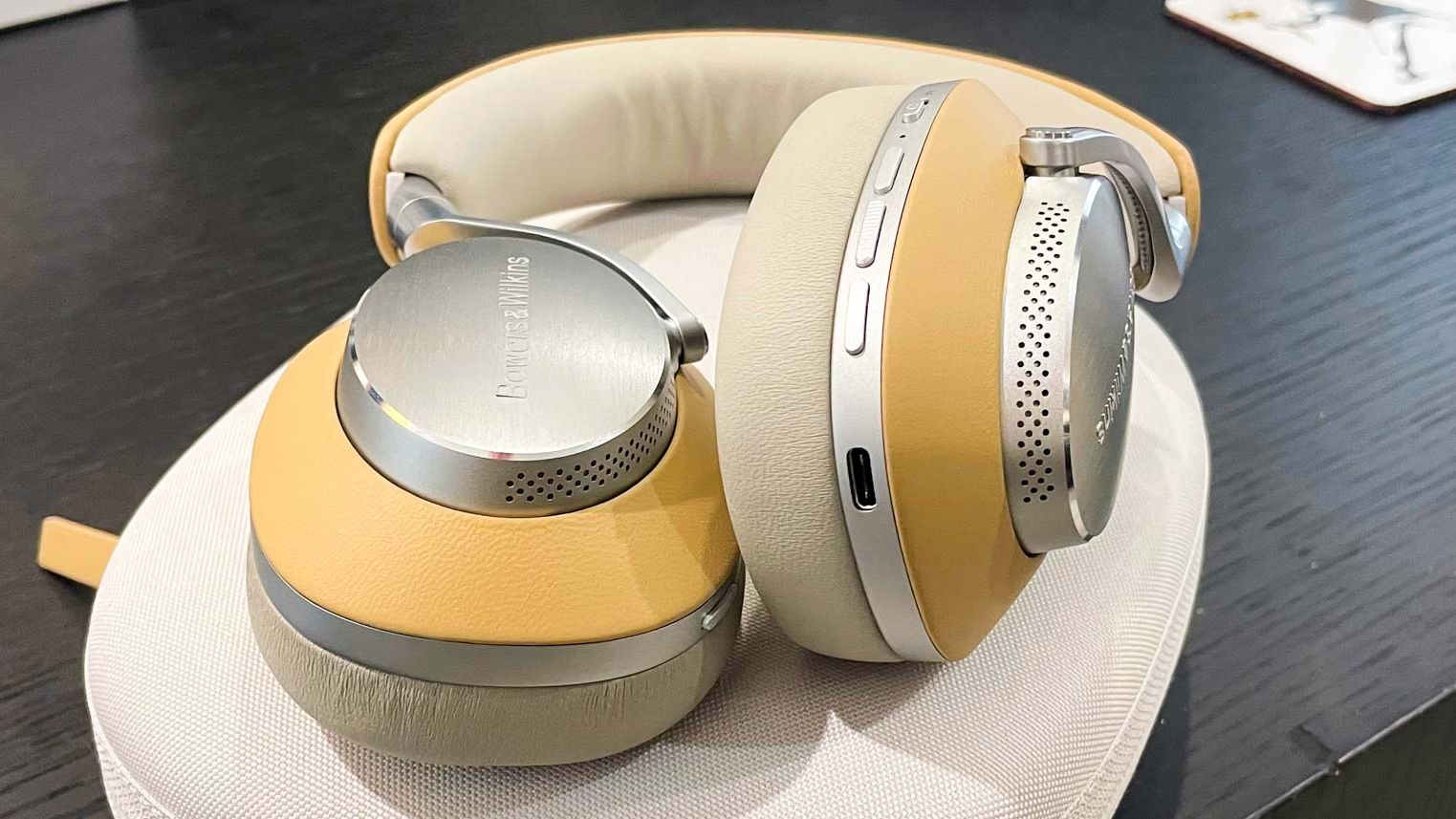 Bowers & Wilkins　バウワース＆ウィルキンス　PX8 Px8 - Flagship noise-cancelling wireless headphone | Bowers