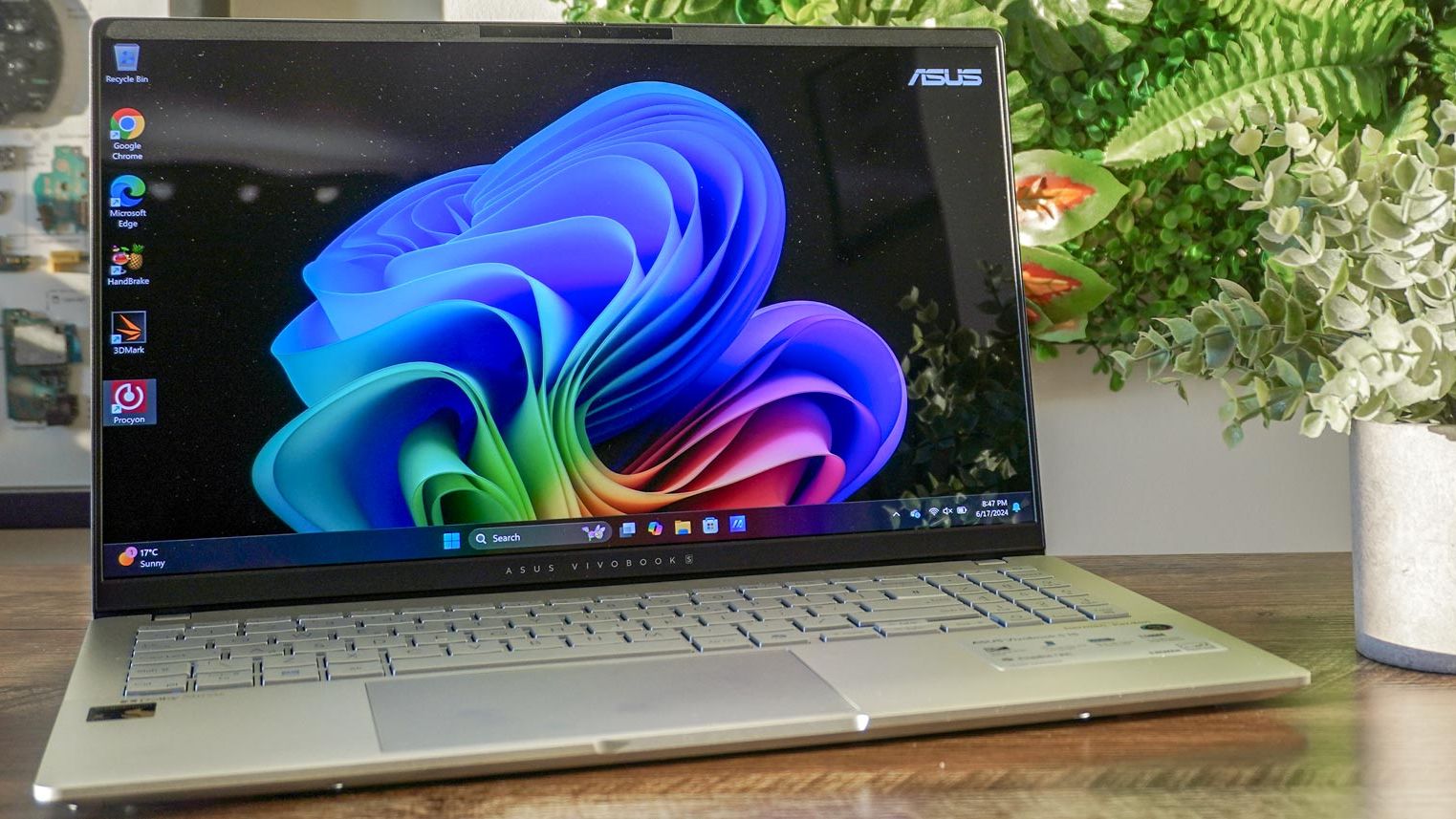 VIVOBOOK 15.6インチ snapdraX Elite 32g 1T zif6hUkKPpXm2emVQBGipF.jpg