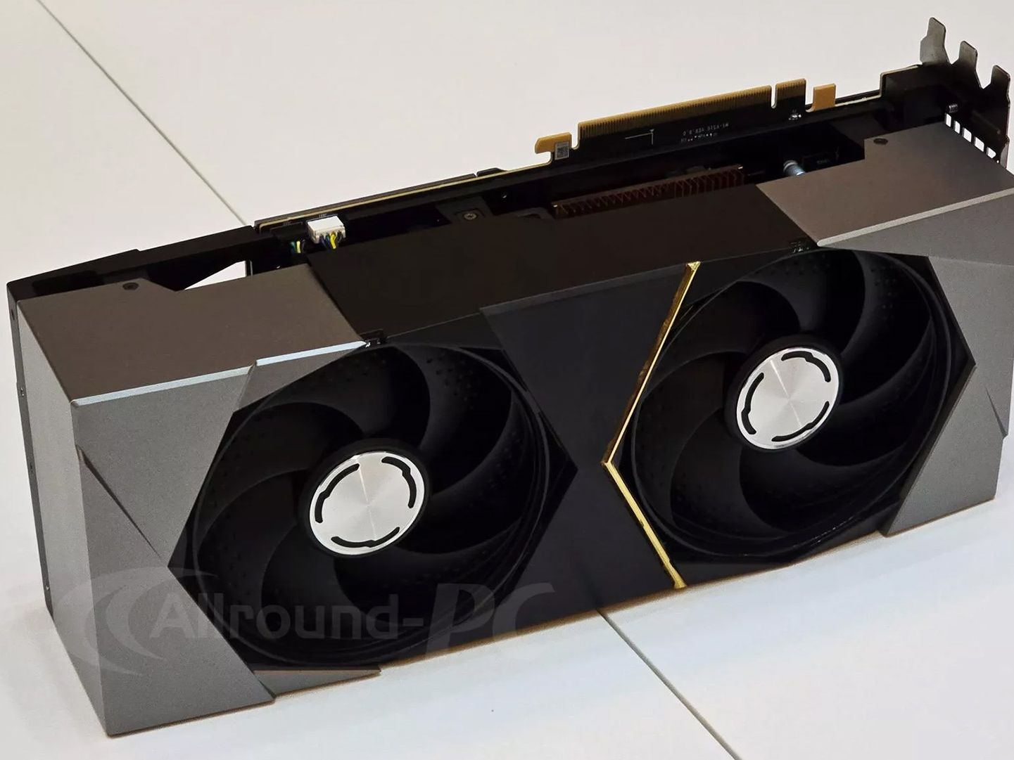 フムス Liquid-cooled RTX 4090 Suprim Fuzion Frankencard crams tubes