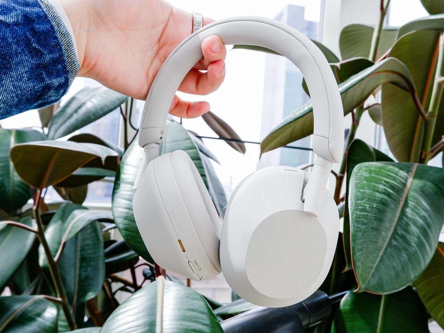 I wore the Sony WH-1000XM5 headphones on a 13-hour flight — and it
