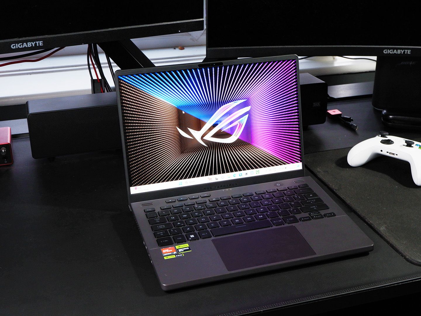 パソコン Asus Rog Zephyrus G14 Asus ROG Zephyrus G14 (2024) gaming laptop with Ryzen 8040HS and