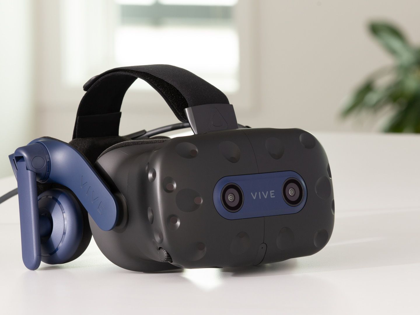 その他 HTC VIVE PRO VIVE_Pro_2___front_right.jpg?