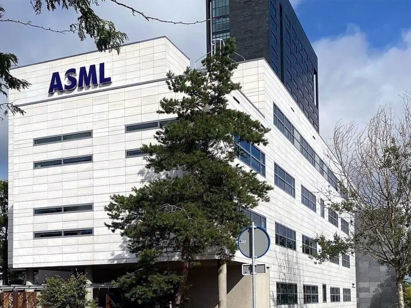 ASML looks to increase prices of its Low-NA EUV tools beyond