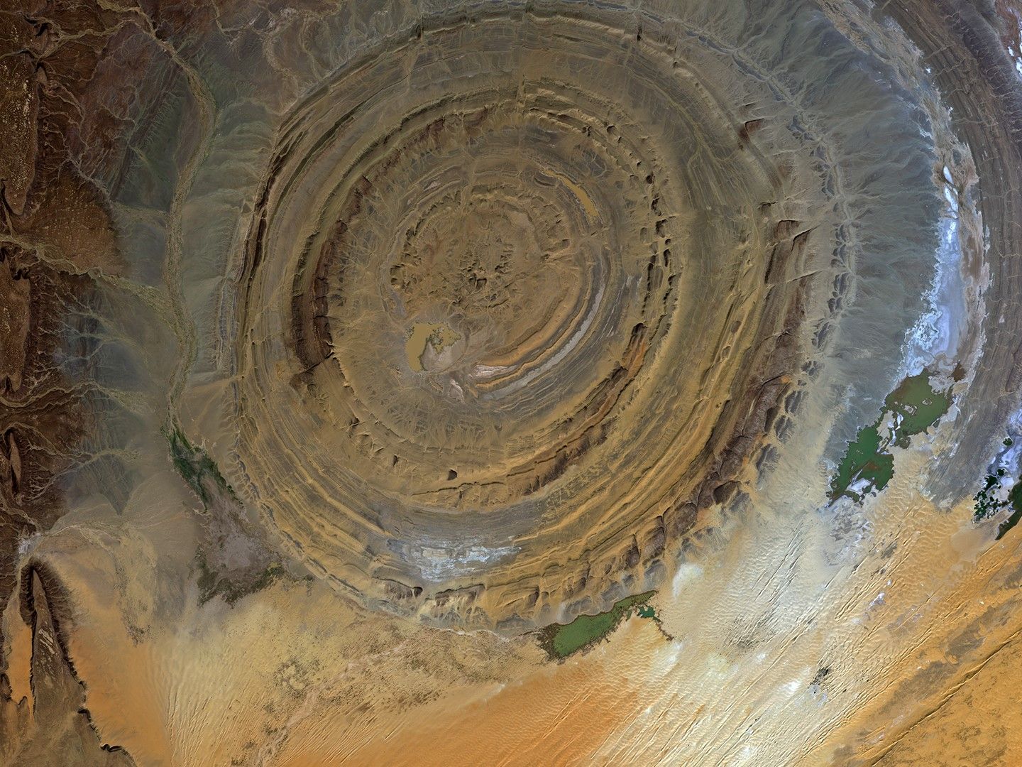 Eye of the Sahara: Mauritania's giant rock dome that towers over the desert  | Live Science