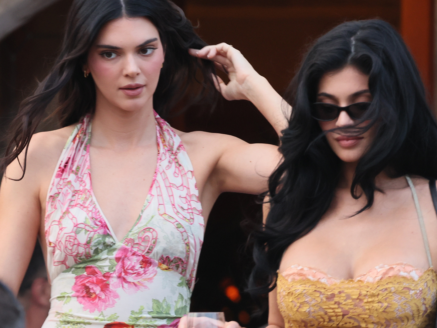 Kylie & Kendall Jenner サイン￼！Kardashians Kendall Jenner & Kylie Jenner Joke About Being Single