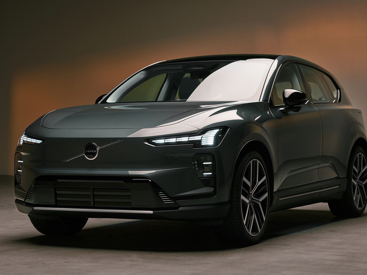 VOLVO純正　EV PHEV EVVS16J217AV 未使用 Volvo's mid-size electric SUV is its most intelligent car to date