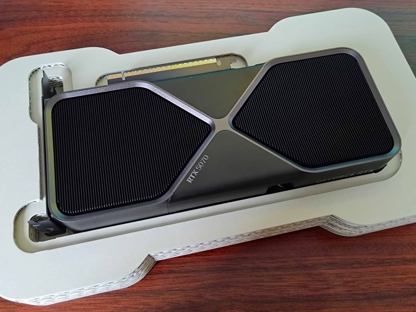 Jun「新品未使用品]RTX 5070 Founders Edition NVIDIA GeForce RTX 5070 12GB GDDR7 Founders Edition Graphics