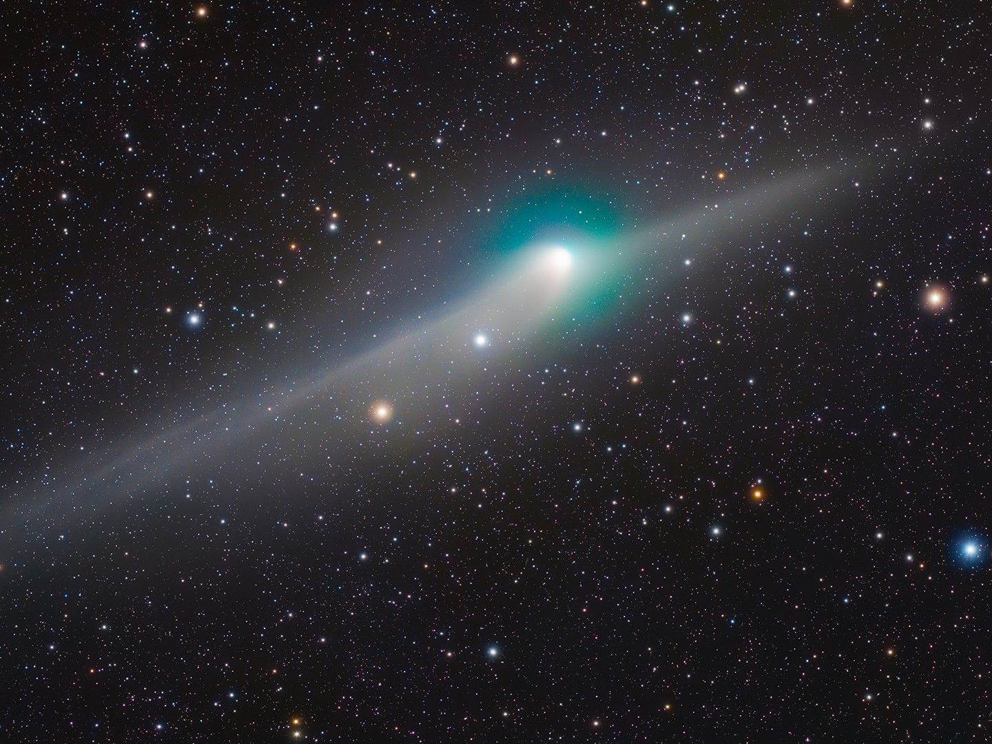 Green comet flaunts its tail in dazzling deep space photo | Space