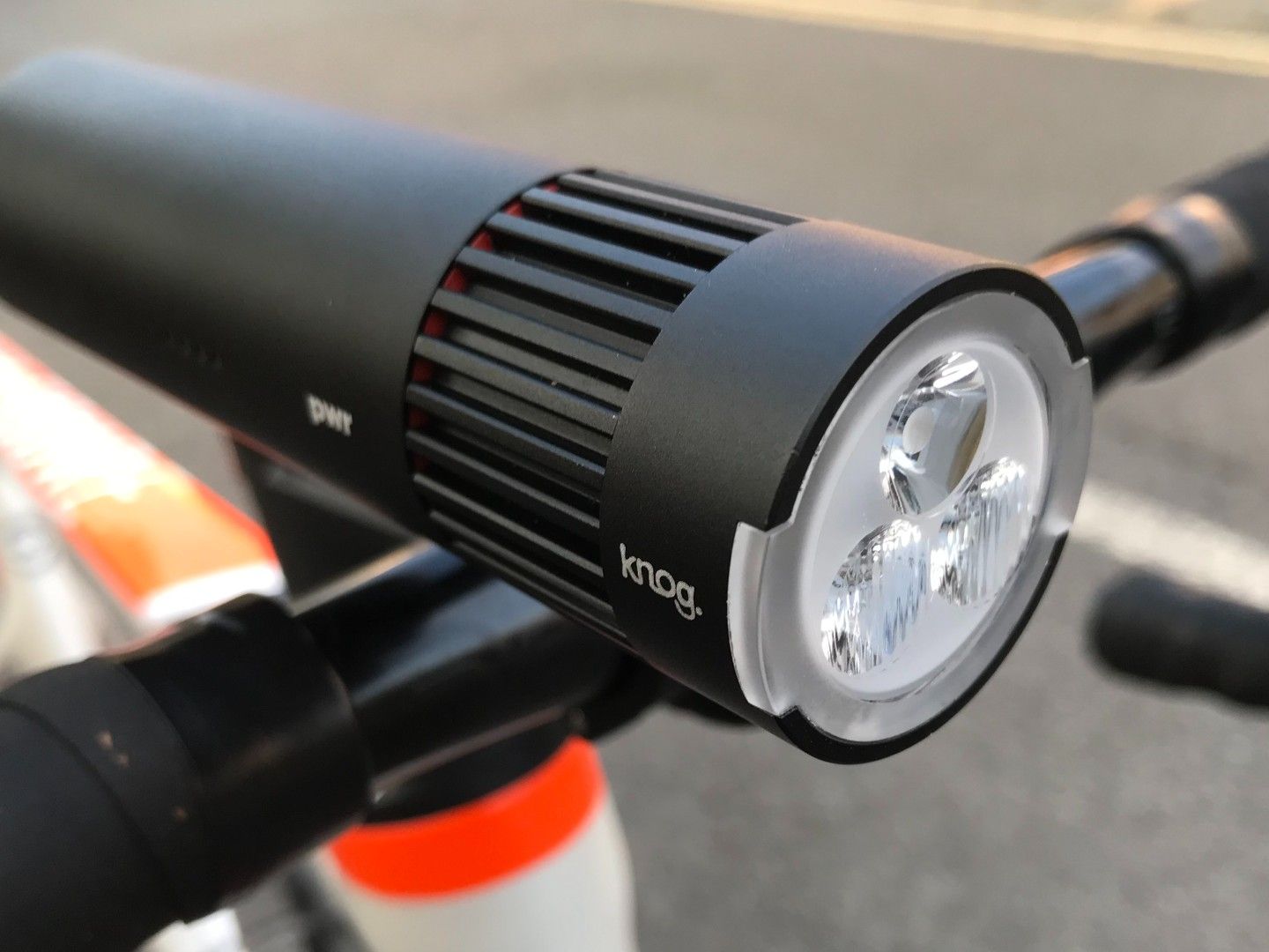 アクセサリー knog PWR TRAIL1100 Knog PWR Trail 1100 Light Transforms from Bike Light to Camp