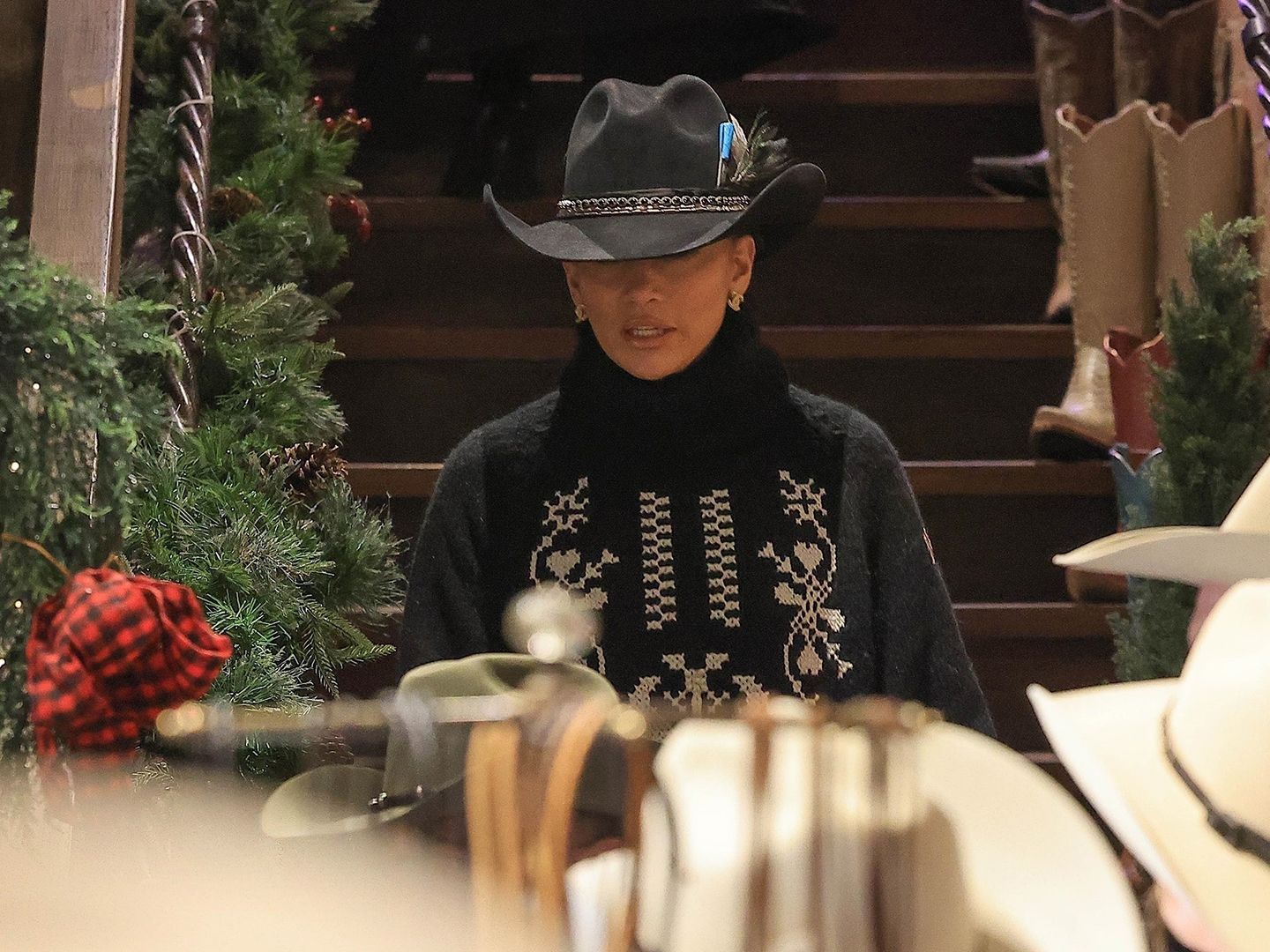 エルバケロ EL VAQUERO 装飾的なビーズ/フェザー付 カジュアルシューズ f9Q8cF8PHxEhLEZsnjRw8o.jpg