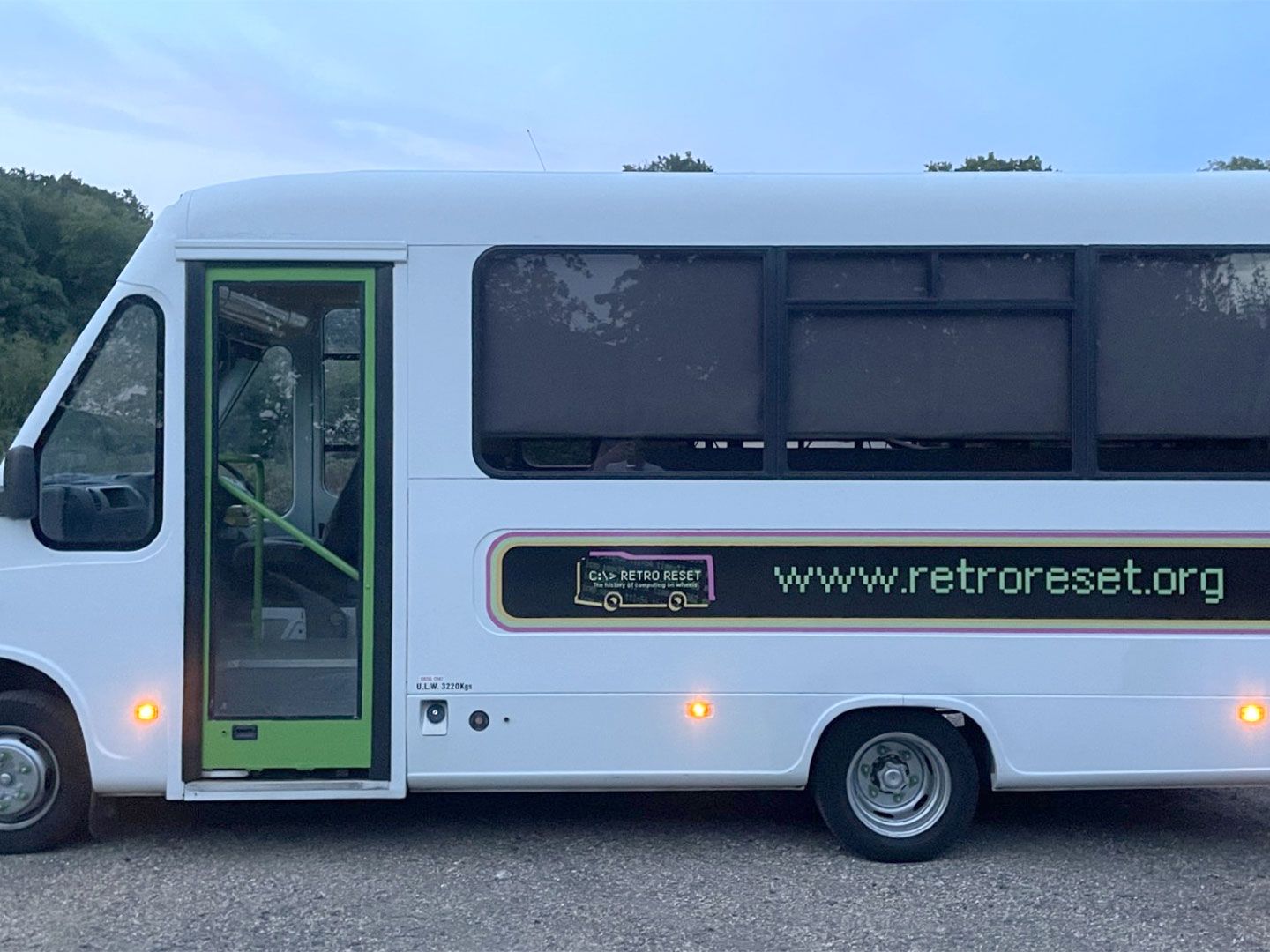 tm network major turn around ピクチャー 小室 Converted school bus turned into mobile retro computing