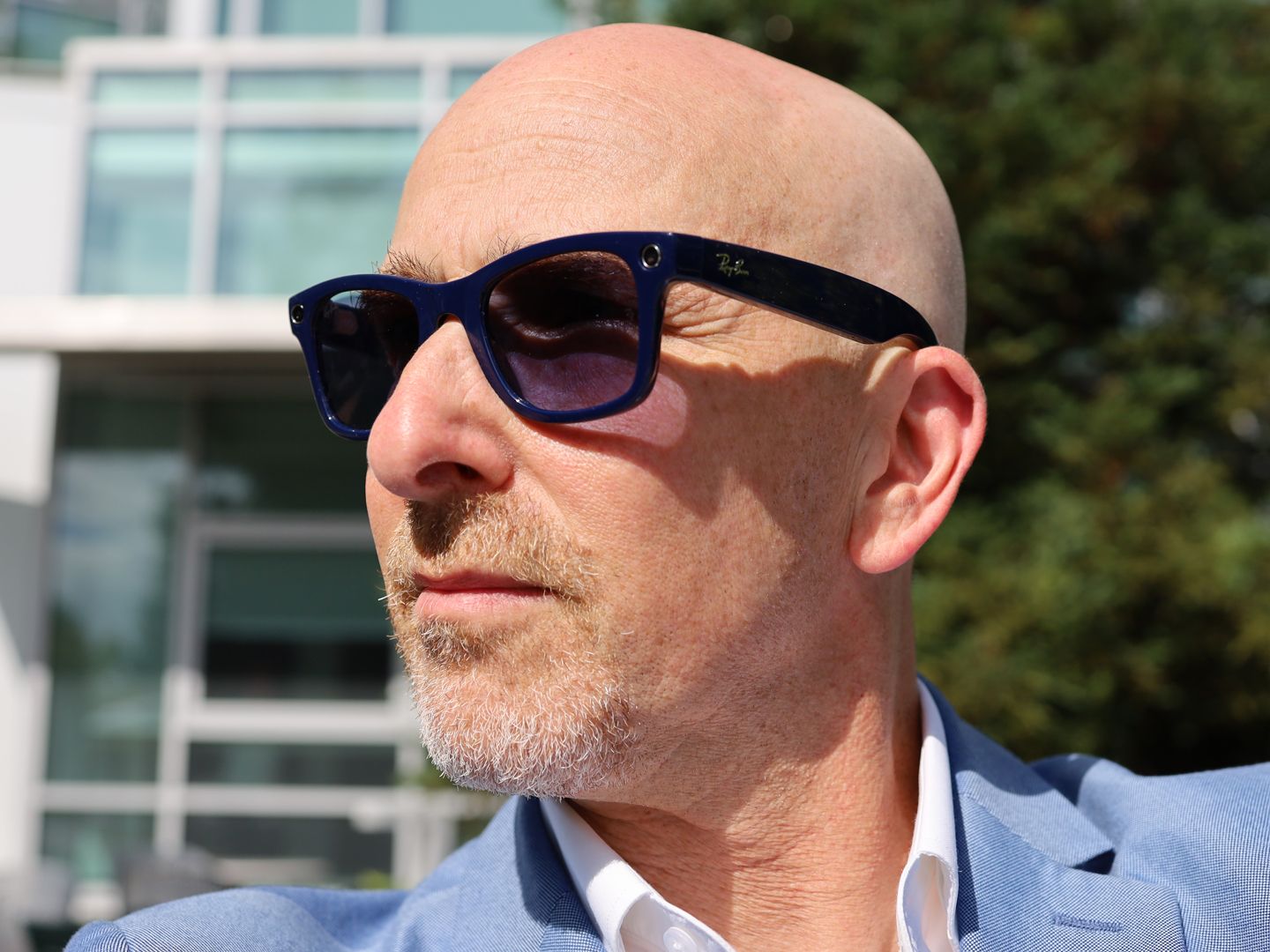 Un circuito electrónico complejo con microchips y cables