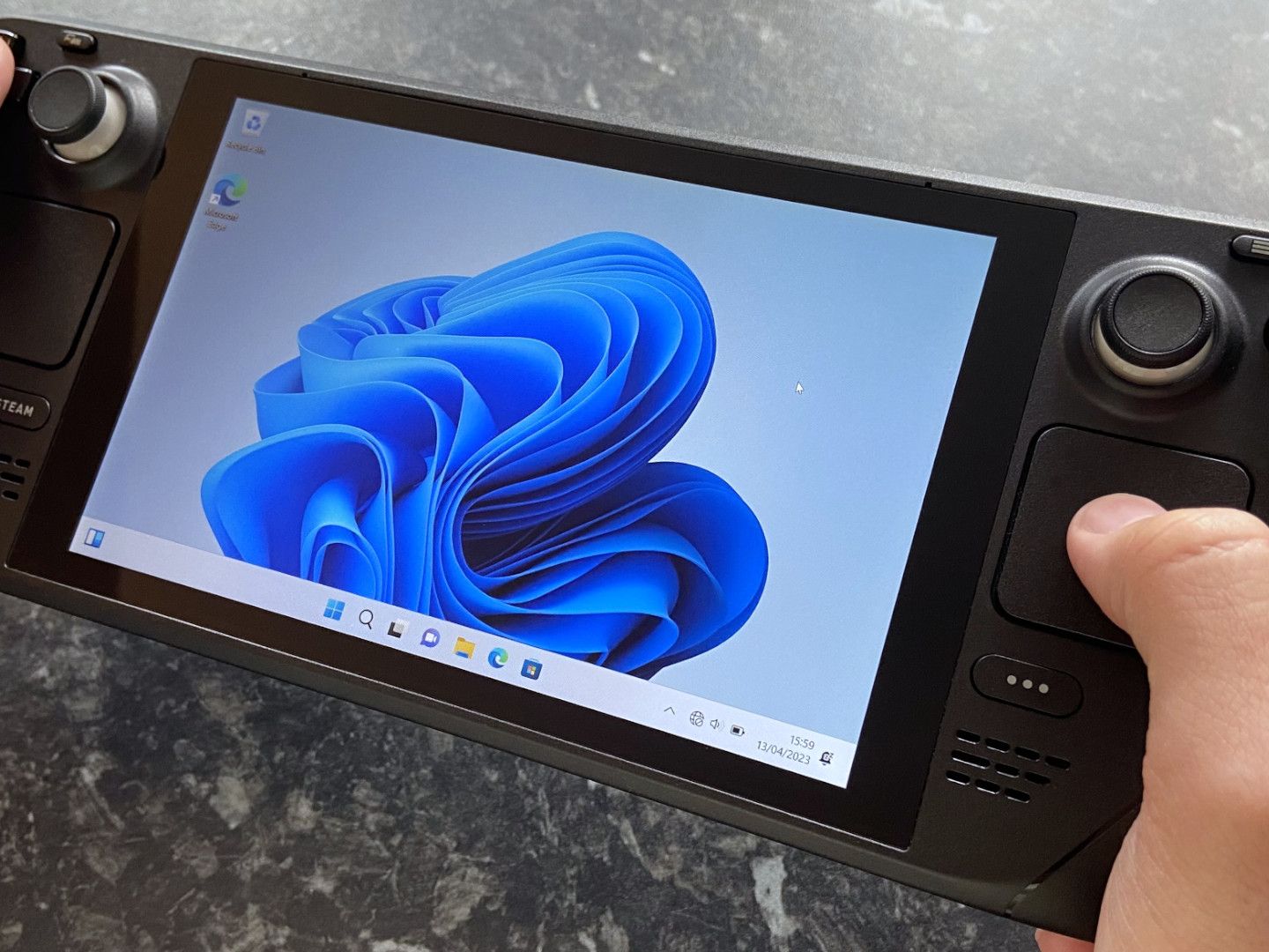最安Steam Deck（目立つ傷なし） Install Windows 11 on the Steam Deck Using a microSD Card