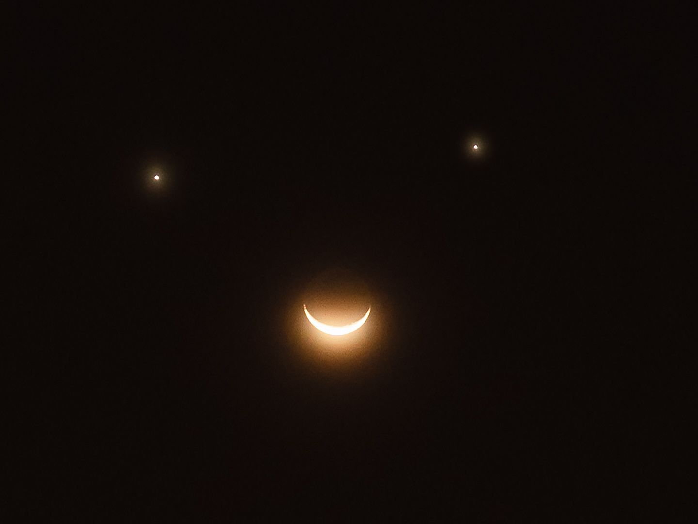 【RAJAS】Venus Smaile Smiley face' conjunction: How to see the moon and two