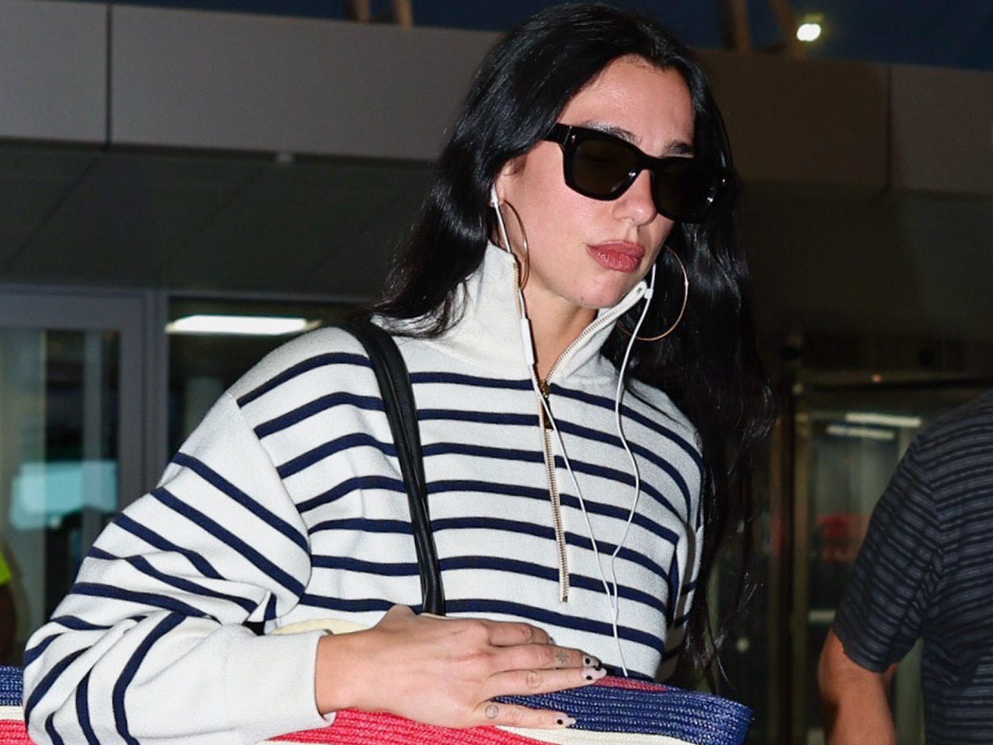 CHANEL LE GRAND N° トランプセット新品未開封 Dua Lipa's XXL Chanel Bag Looks So Iconic at the Airport | Marie