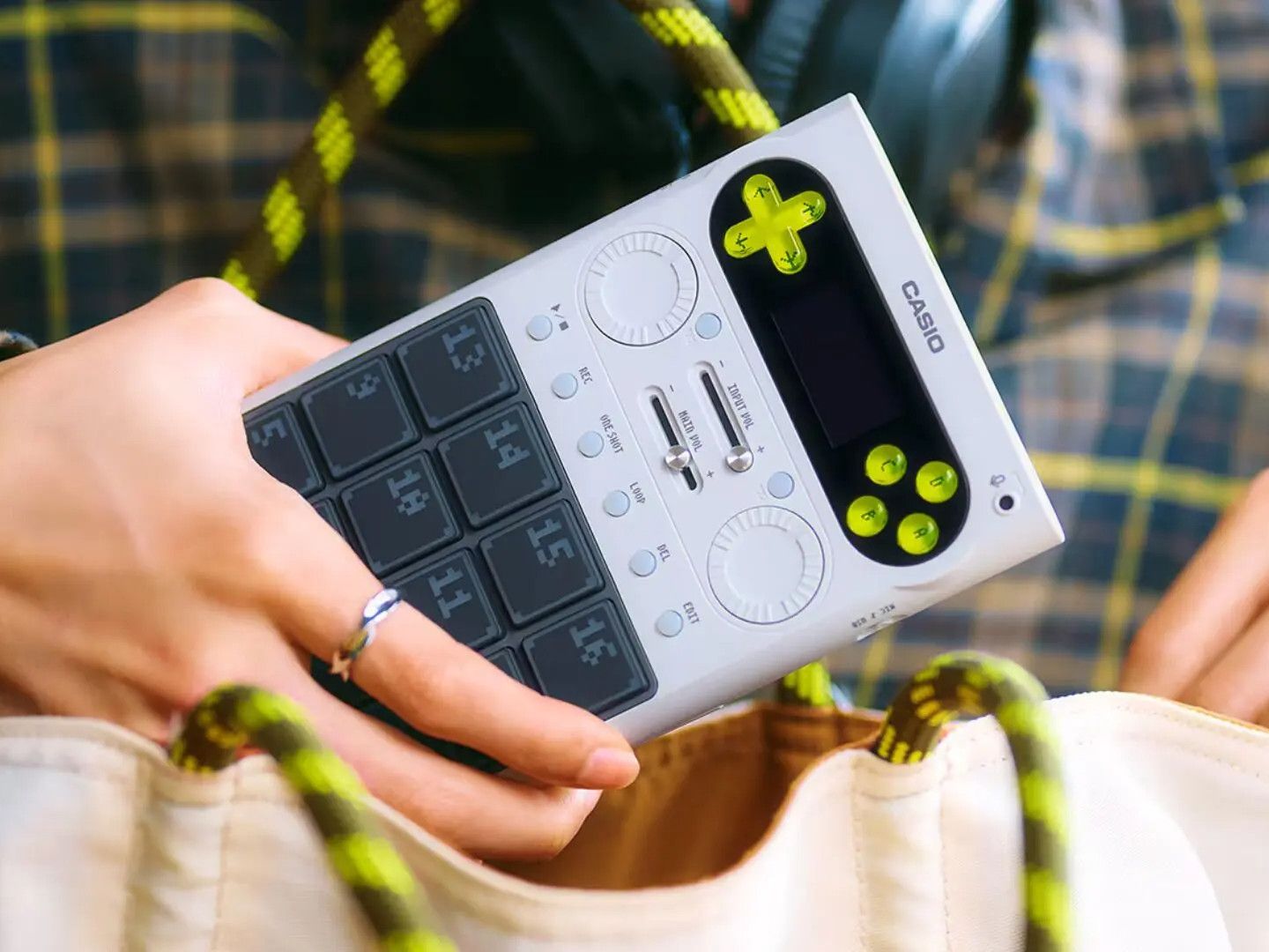 This Casio SCX-1 retro sampling keyboard is gorgeous and I need