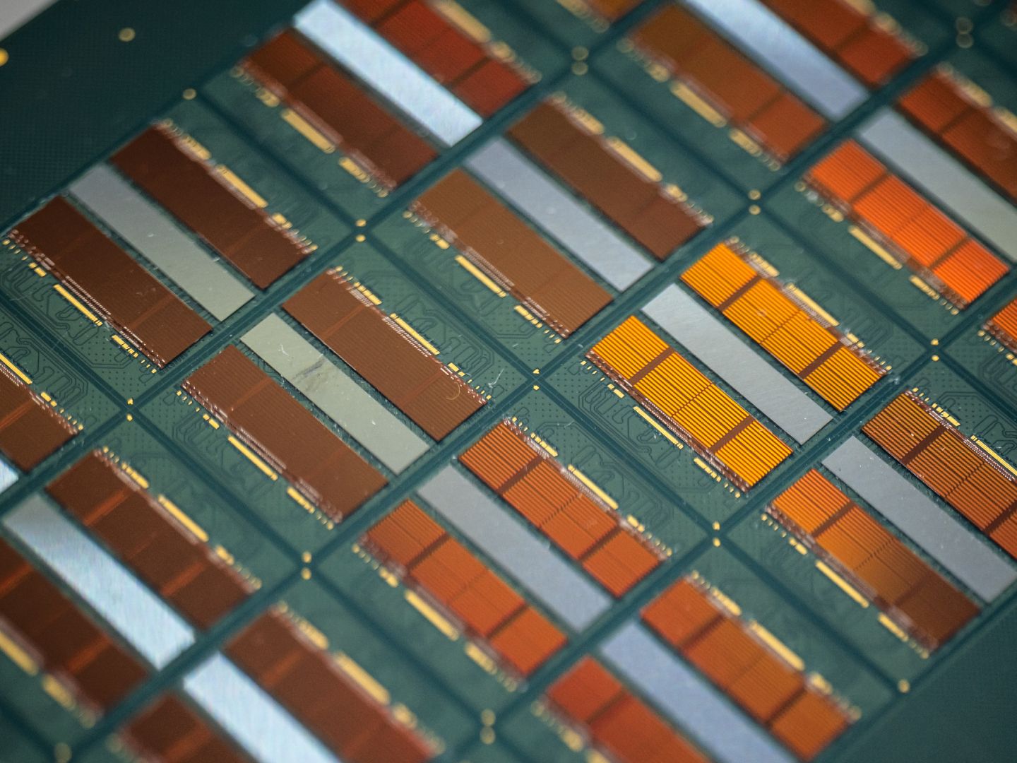 Прямой стекинг DRAM против HBM: как PieceMakers меняет память для ИИ