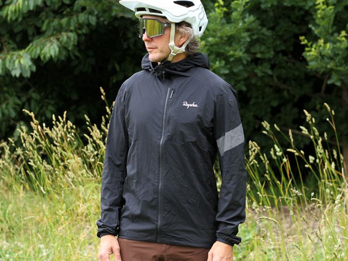 rapha proteam light weight windjacket 黒M Review: Rapha Wind Jacket | road.cc