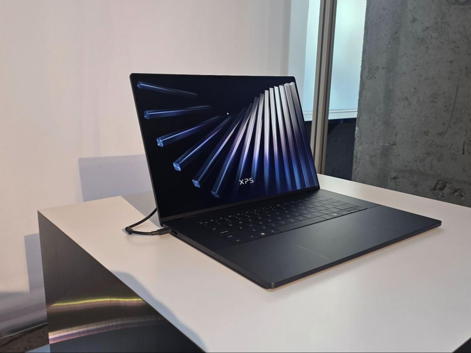 Dell brings back XPS laptops — ditches the capacitive touch bar