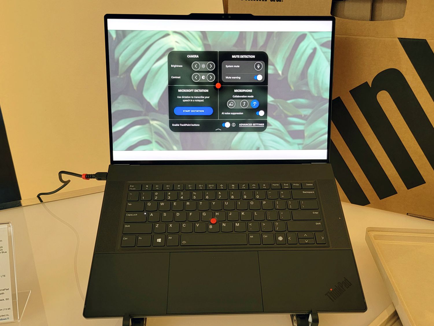 美品 ThinkPad Z13 Ryzen 5 OLED LTE搭載モデル Lenovo's ThinkPad Z13 Includes an Exclusive AMD Ryzen