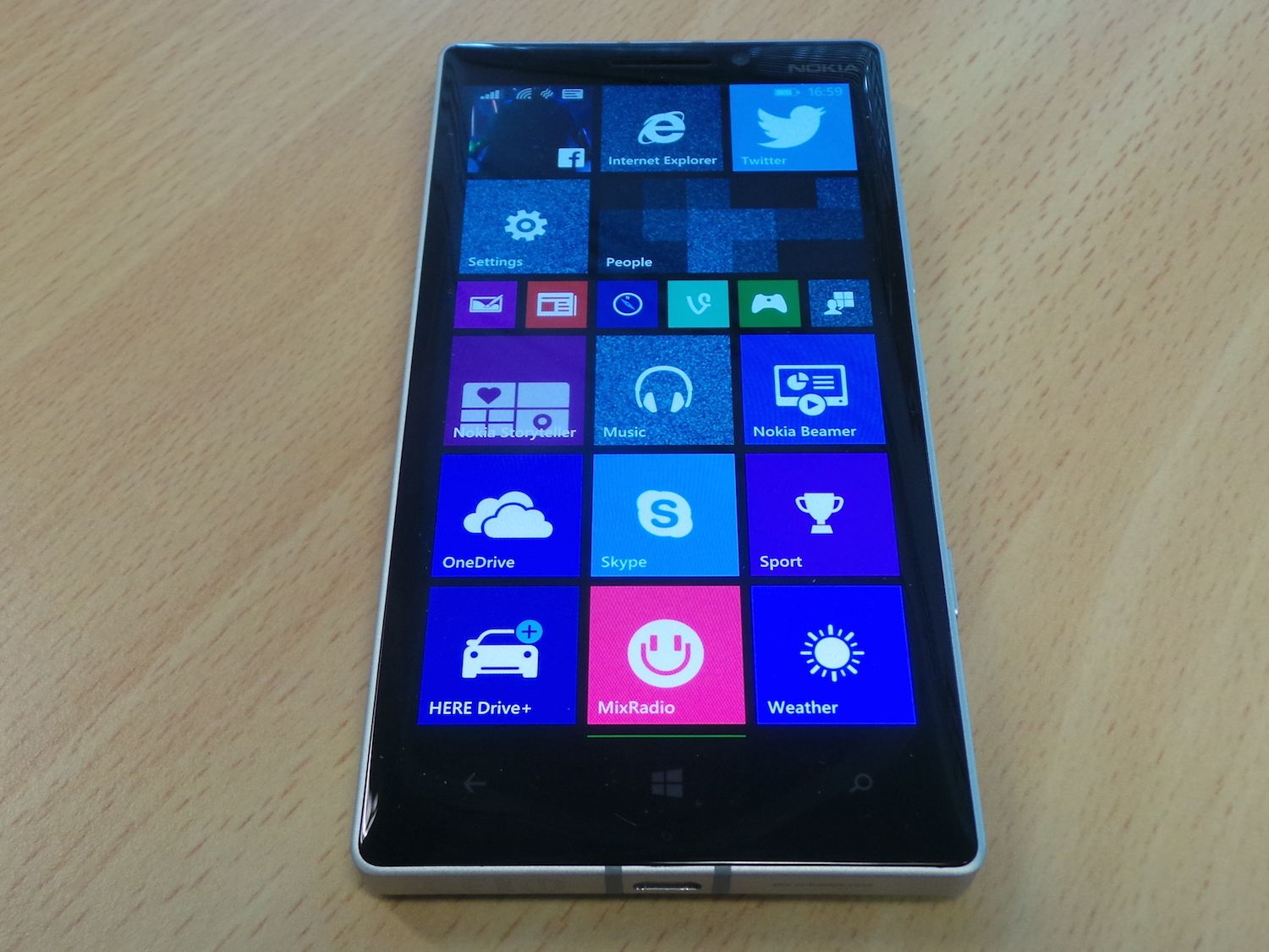 スマートフォン本体 Nokia Lumia 930 nokia_a00020091_nokia_930_rm_1