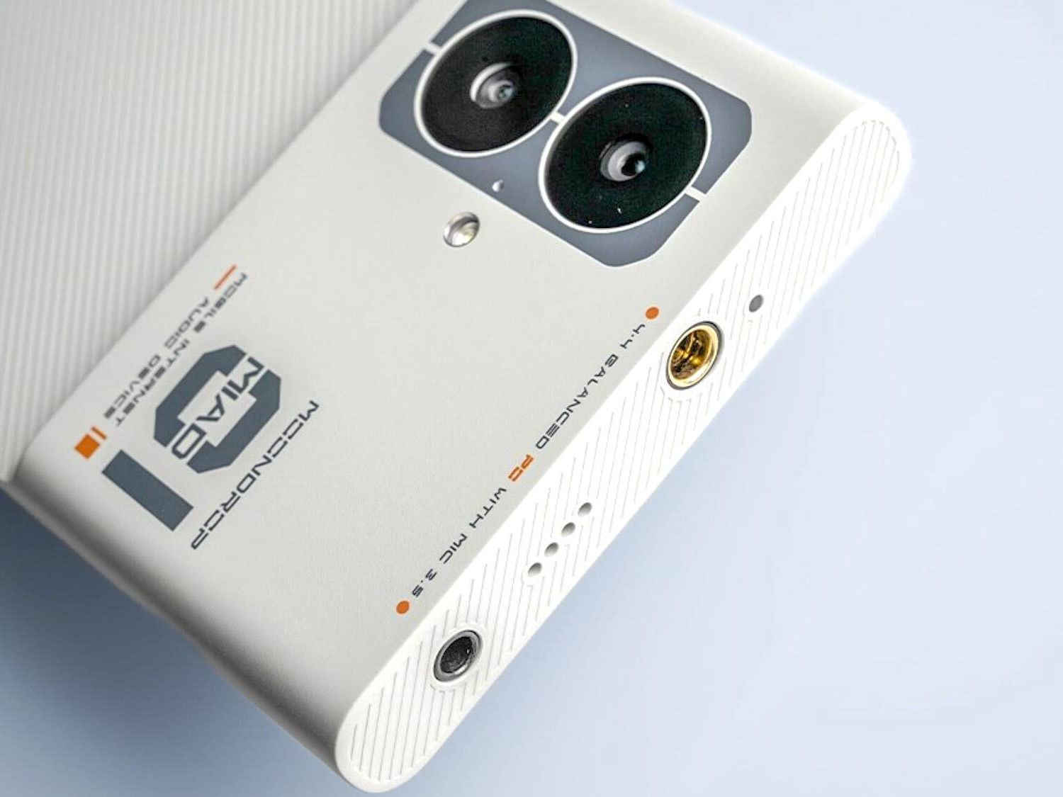 Miss your phone's headphone jack? The Moondrop Miad 01 brings it