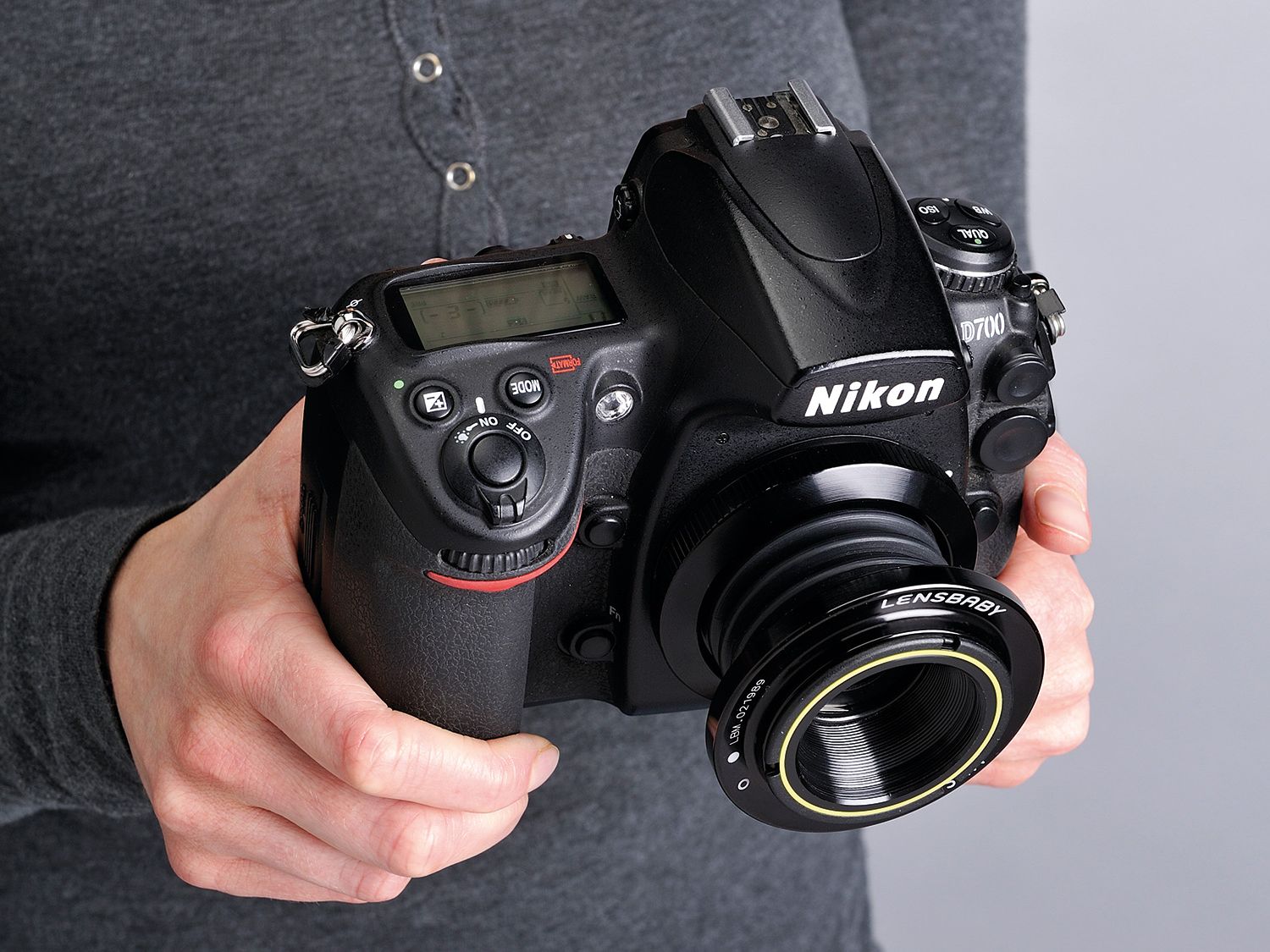 This 18-year-old DSLR is trending: Can the Nikon D700 really be a