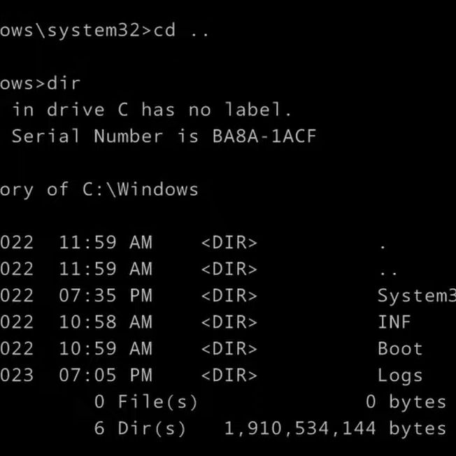 Windowsデスクトップ tom Windows 11 squeezed into a mere 100MB using text-only trick
