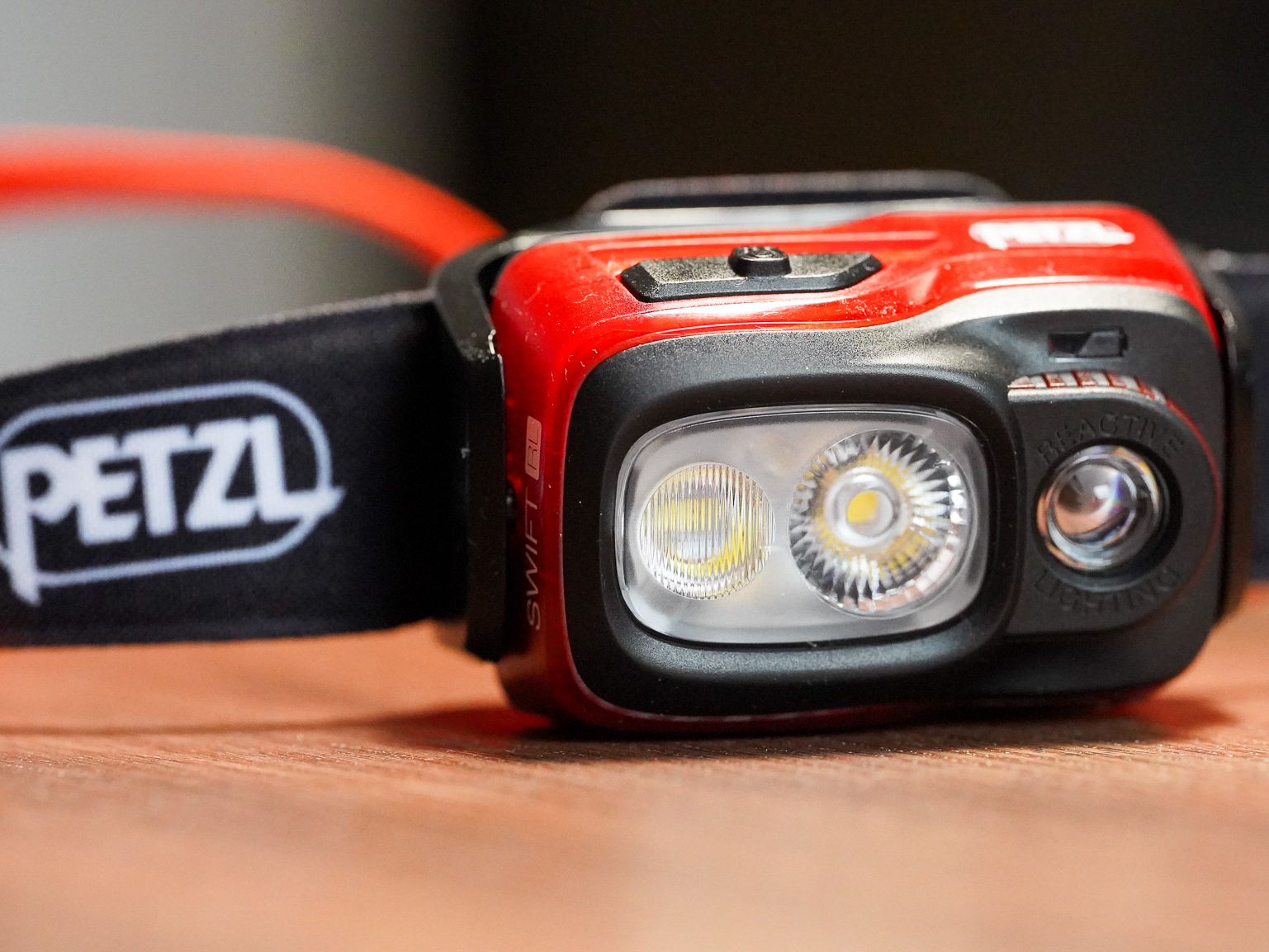 ライト・ランタン PETZL SWIFT RL Amazon.com : PETZL Swift RL Headlamp Orange, 1100 lumens