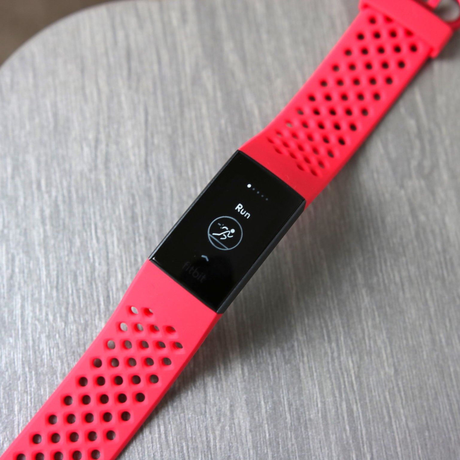 その他 Fitbit Charge2 RED abzwCj7gCR3qH9hjPQKqgP.jpg
